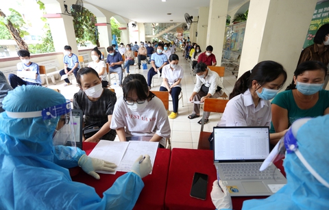 Vắc xin nằm kho, ai nói cũng đúng! - Ảnh 1. Vắc xin nằm kho, ai nói cũng đúng! - Ảnh 1.