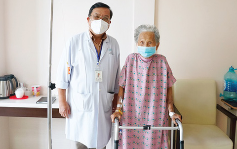 Thay khớp háng nhân tạo cho cụ bà 93 tuổi - Ảnh 1. Thay khớp háng nhân tạo cho cụ bà 93 tuổi - Ảnh 1.