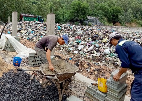Thất hứa với dân vì chậm xây dựng bãi rác mới, lãnh đạo địa phương xin lỗi - Ảnh 3. Thất hứa với dân vì chậm xây dựng bãi rác mới, lãnh đạo địa phương xin lỗi - Ảnh 3.