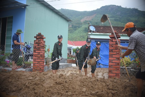 Khắc phục hậu quả sạt lở kinh hoàng ở núi Cấm: Thấy bộ đội đến, cả xóm ai cũng mừng - Ảnh 5. Khắc phục hậu quả sạt lở kinh hoàng ở núi Cấm: Thấy bộ đội đến, cả xóm ai cũng mừng - Ảnh 5.
