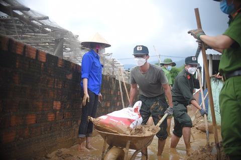 Khắc phục hậu quả sạt lở kinh hoàng ở núi Cấm: Thấy bộ đội đến, cả xóm ai cũng mừng - Ảnh 7. Khắc phục hậu quả sạt lở kinh hoàng ở núi Cấm: Thấy bộ đội đến, cả xóm ai cũng mừng - Ảnh 7.