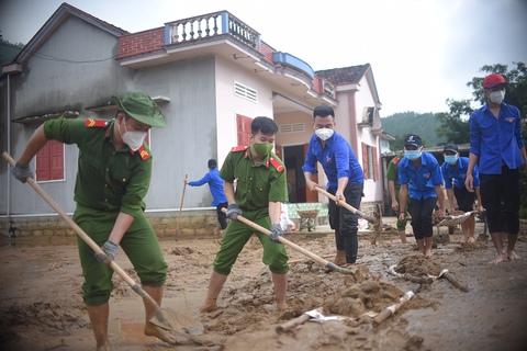 Khắc phục hậu quả sạt lở kinh hoàng ở núi Cấm: Thấy bộ đội đến, cả xóm ai cũng mừng - Ảnh 9. Khắc phục hậu quả sạt lở kinh hoàng ở núi Cấm: Thấy bộ đội đến, cả xóm ai cũng mừng - Ảnh 9.