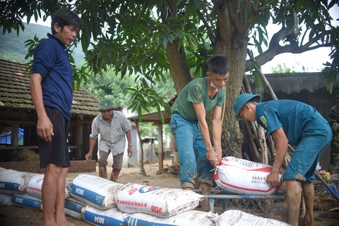 Khắc phục hậu quả sạt lở kinh hoàng ở núi Cấm: Thấy bộ đội đến, cả xóm ai cũng mừng - Ảnh 10. Khắc phục hậu quả sạt lở kinh hoàng ở núi Cấm: Thấy bộ đội đến, cả xóm ai cũng mừng - Ảnh 10.
