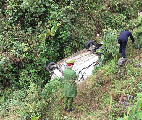 Xe KIA Morning lao xuống vực đèo Mã Pí Lèng, 3 người chết, 1 người nguy kịch - Ảnh 1. Xe KIA Morning lao xuống vực đèo Mã Pí Lèng, 3 người chết, 1 người nguy kịch - Ảnh 1.