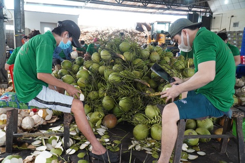 Dịch ổn, hàng ngàn lao động đã quay trở lại TP.HCM mưu sinh - Ảnh 1. Dịch ổn, hàng ngàn lao động đã quay trở lại TP.HCM mưu sinh - Ảnh 1.
