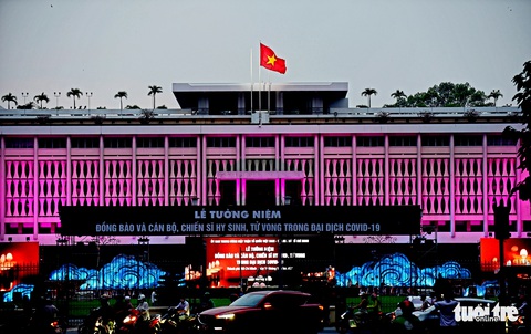Đêm tưởng niệm đồng bào tử vong và cán bộ, chiến sĩ hy sinh trong dịch COVID-19 - Ảnh 1. Đêm tưởng niệm đồng bào tử vong và cán bộ, chiến sĩ hy sinh trong dịch COVID-19 - Ảnh 1.