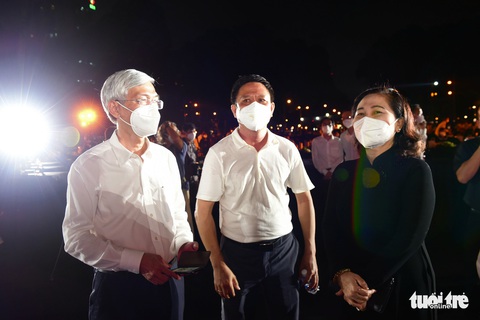 Đêm tưởng niệm đồng bào tử vong và cán bộ, chiến sĩ hy sinh trong dịch COVID-19 - Ảnh 4. Đêm tưởng niệm đồng bào tử vong và cán bộ, chiến sĩ hy sinh trong dịch COVID-19 - Ảnh 4.