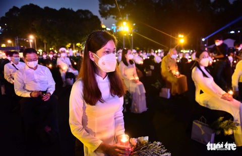 Đêm tưởng niệm đồng bào tử vong và cán bộ, chiến sĩ hy sinh trong dịch COVID-19 - Ảnh 2. Đêm tưởng niệm đồng bào tử vong và cán bộ, chiến sĩ hy sinh trong dịch COVID-19 - Ảnh 2.