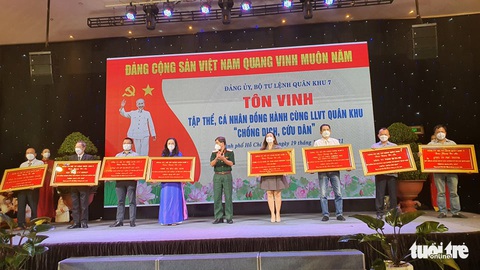 Quân khu 7 tôn vinh nhiều tập thể, cá nhân đồng hành chống dịch, cứu dân - Ảnh 2. Quân khu 7 tôn vinh nhiều tập thể, cá nhân đồng hành chống dịch, cứu dân - Ảnh 2.