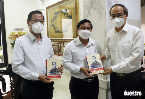 Chủ tịch UBND TP.HCM Phan Văn Mãi thăm gia đình cố giáo sư Nguyễn Thiện Thành - Ảnh 2. Chủ tịch UBND TP.HCM Phan Văn Mãi thăm gia đình cố giáo sư Nguyễn Thiện Thành - Ảnh 2.