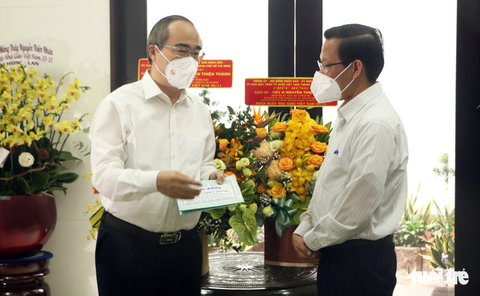 Chủ tịch UBND TP.HCM Phan Văn Mãi thăm gia đình cố giáo sư Nguyễn Thiện Thành - Ảnh 1. Chủ tịch UBND TP.HCM Phan Văn Mãi thăm gia đình cố giáo sư Nguyễn Thiện Thành - Ảnh 1.