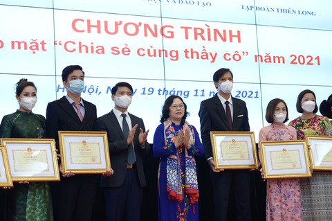 Cô giáo dạy ở ngôi trường cái gì cũng thiếu đi xin đồ dùng học tập cho trò - Ảnh 2. Cô giáo dạy ở ngôi trường cái gì cũng thiếu đi xin đồ dùng học tập cho trò - Ảnh 2.