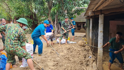 Khắc phục hậu quả sạt lở kinh hoàng ở núi Cấm: Thấy bộ đội đến, cả xóm ai cũng mừng - Ảnh 4. Khắc phục hậu quả sạt lở kinh hoàng ở núi Cấm: Thấy bộ đội đến, cả xóm ai cũng mừng - Ảnh 4.