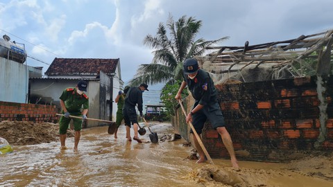 Khắc phục hậu quả sạt lở kinh hoàng ở núi Cấm: Thấy bộ đội đến, cả xóm ai cũng mừng - Ảnh 6. Khắc phục hậu quả sạt lở kinh hoàng ở núi Cấm: Thấy bộ đội đến, cả xóm ai cũng mừng - Ảnh 6.