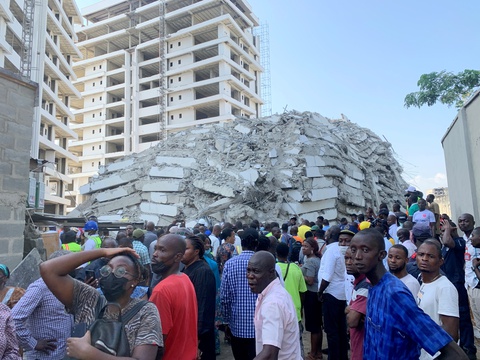Sập chung cư cao cấp đang xây ở Nigeria, 100 người nghi bị vùi trong đống đổ nát - Ảnh 1. Sập chung cư cao cấp đang xây ở Nigeria, 100 người nghi bị vùi trong đống đổ nát - Ảnh 1.