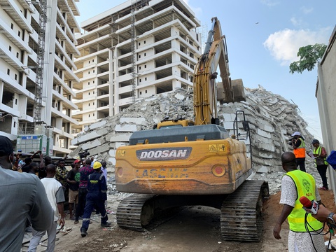 Sập chung cư cao cấp đang xây ở Nigeria, 100 người nghi bị vùi trong đống đổ nát - Ảnh 4. Sập chung cư cao cấp đang xây ở Nigeria, 100 người nghi bị vùi trong đống đổ nát - Ảnh 4.