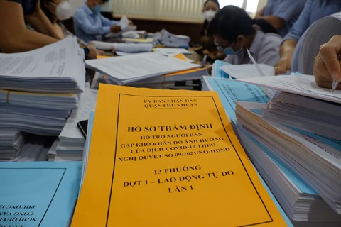 Có lúc 300 cán bộ ở quận 1 là F0, việc hỗ trợ dân có nhiều sai sót, chậm trễ - Ảnh 1. Có lúc 300 cán bộ ở quận 1 là F0, việc hỗ trợ dân có nhiều sai sót, chậm trễ - Ảnh 1.