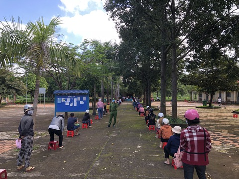 Dân kêu chen chúc tiêm vắc xin phòng bệnh như rước bệnh, Buôn Ma Thuột chỉ đạo khẩn - Ảnh 3. Dân kêu chen chúc tiêm vắc xin phòng bệnh như rước bệnh, Buôn Ma Thuột chỉ đạo khẩn - Ảnh 3.