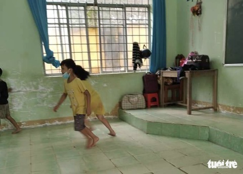 Cận cảnh các em học sinh tiểu học ăn ngủ, sinh hoạt trong khu cách ly tại trường - Ảnh 4. Cận cảnh các em học sinh tiểu học ăn ngủ, sinh hoạt trong khu cách ly tại trường - Ảnh 4.