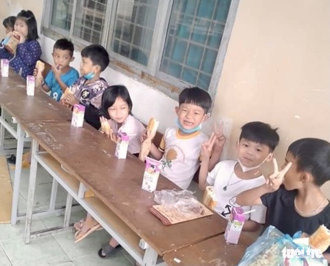 Cận cảnh các em học sinh tiểu học ăn ngủ, sinh hoạt trong khu cách ly tại trường - Ảnh 6. Cận cảnh các em học sinh tiểu học ăn ngủ, sinh hoạt trong khu cách ly tại trường - Ảnh 6.
