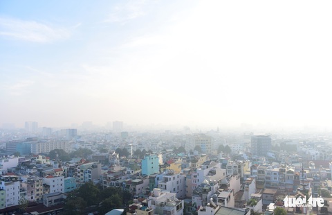 TP.HCM buổi sáng se lạnh, nhà cửa đường sá ẩn hiện trong mù - Ảnh 2. TP.HCM buổi sáng se lạnh, nhà cửa đường sá ẩn hiện trong mù - Ảnh 2.
