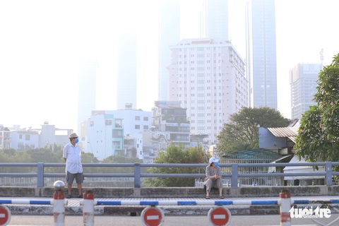 TP.HCM buổi sáng se lạnh, nhà cửa đường sá ẩn hiện trong mù - Ảnh 3. TP.HCM buổi sáng se lạnh, nhà cửa đường sá ẩn hiện trong mù - Ảnh 3.