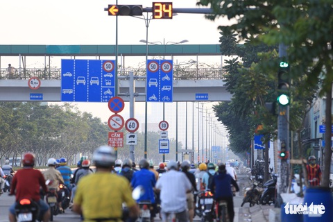 TP.HCM buổi sáng se lạnh, nhà cửa đường sá ẩn hiện trong mù - Ảnh 4. TP.HCM buổi sáng se lạnh, nhà cửa đường sá ẩn hiện trong mù - Ảnh 4.