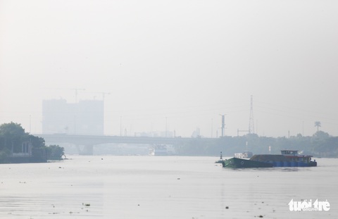 TP.HCM buổi sáng se lạnh, nhà cửa đường sá ẩn hiện trong mù - Ảnh 6. TP.HCM buổi sáng se lạnh, nhà cửa đường sá ẩn hiện trong mù - Ảnh 6.