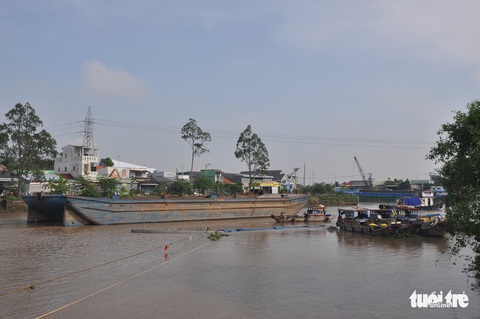 Sà lan chở cát bị chìm trên kênh Chợ Gạo - Ảnh 2. Sà lan chở cát bị chìm trên kênh Chợ Gạo - Ảnh 2.