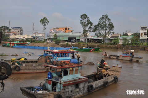 Sà lan chở cát bị chìm trên kênh Chợ Gạo - Ảnh 3. Sà lan chở cát bị chìm trên kênh Chợ Gạo - Ảnh 3.