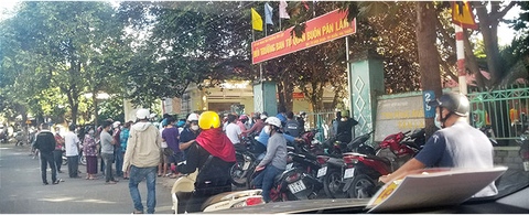 Dân kêu chen chúc tiêm vắc xin phòng bệnh như rước bệnh, Buôn Ma Thuột chỉ đạo khẩn - Ảnh 2. Dân kêu chen chúc tiêm vắc xin phòng bệnh như rước bệnh, Buôn Ma Thuột chỉ đạo khẩn - Ảnh 2.
