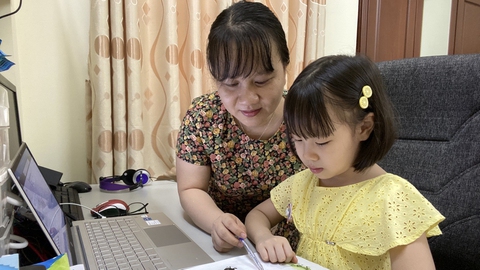 Tưởng học trực tuyến giảm tải, nào ngờ ôm máy tính học từ sáng đến khuya - Ảnh 1. Tưởng học trực tuyến giảm tải, nào ngờ ôm máy tính học từ sáng đến khuya - Ảnh 1.