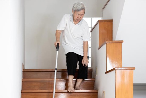 Phòng tránh nguy cơ té ngã ở người cao tuổi gặp chứng tiểu đêm - Ảnh 1. Phòng tránh nguy cơ té ngã ở người cao tuổi gặp chứng tiểu đêm - Ảnh 1.