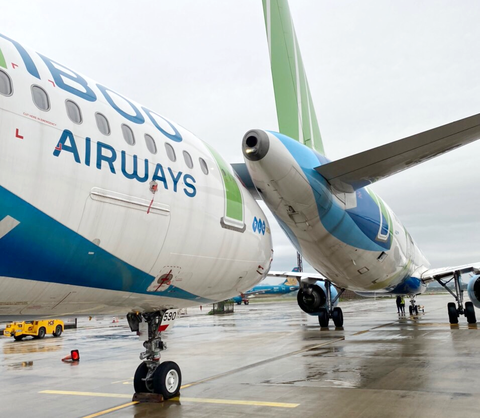 Hai máy bay Airbus A321 va nhau tại sân bay Nội Bài - Ảnh 1. Hai máy bay Airbus A321 va nhau tại sân bay Nội Bài - Ảnh 1.