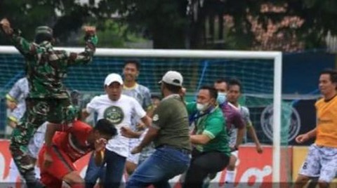 Cầu thủ và chủ tịch đội bóng ở Indonesia bị đánh, cảnh sát lao vô đá gục cầu thủ đối phương - Ảnh 2. Cầu thủ và chủ tịch đội bóng ở Indonesia bị đánh, cảnh sát lao vô đá gục cầu thủ đối phương - Ảnh 2.