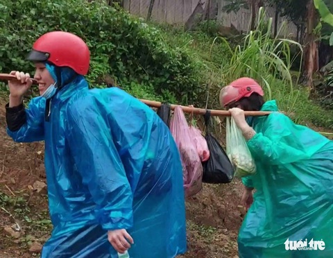 Chuyện của những người lái đò dưới chân núi Ngọc Linh - Ảnh 1. Chuyện của những người lái đò dưới chân núi Ngọc Linh - Ảnh 1.