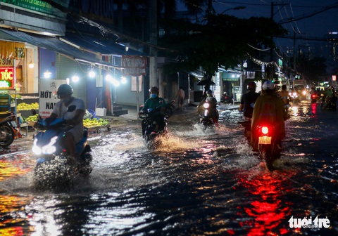 Cơn mưa lớn chiều 20-11 ở TP.HCM đúng lúc triều cường, nhiều nơi mênh mông nước - Ảnh 4. Cơn mưa lớn chiều 20-11 ở TP.HCM đúng lúc triều cường, nhiều nơi mênh mông nước - Ảnh 4.