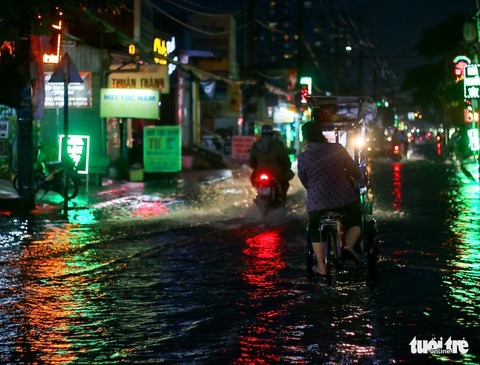Cơn mưa lớn chiều 20-11 ở TP.HCM đúng lúc triều cường, nhiều nơi mênh mông nước - Ảnh 5. Cơn mưa lớn chiều 20-11 ở TP.HCM đúng lúc triều cường, nhiều nơi mênh mông nước - Ảnh 5.
