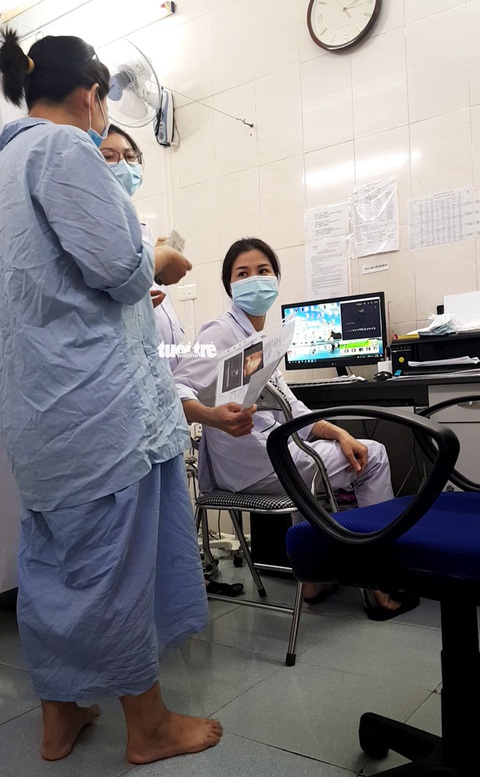Biến phòng khám công thành phòng khám tư, cho bác sĩ thu tiền trực tiếp? - Ảnh 1. Biến phòng khám công thành phòng khám tư, cho bác sĩ thu tiền trực tiếp? - Ảnh 1.