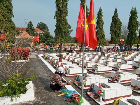 Chở má đi thăm chồng - Ảnh 1. Chở má đi thăm chồng - Ảnh 1.