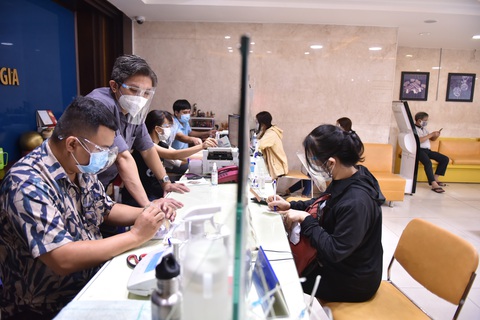 Giá vàng miếng SJC lao dốc nặng, người ‘đu đỉnh’ thiệt kép: lỗ gần 3 triệu đồng/lượng - Ảnh 1. Giá vàng miếng SJC lao dốc nặng, người ‘đu đỉnh’ thiệt kép: lỗ gần 3 triệu đồng/lượng - Ảnh 1.