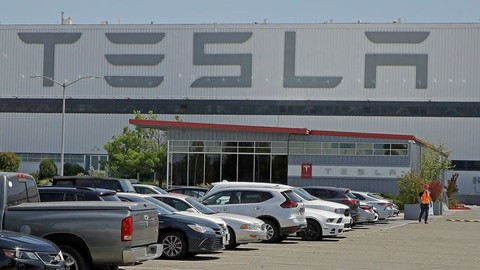 Nữ công nhân kiện Tesla để quấy rối tình dục xảy ra trong nhà máy - Ảnh 1. Nữ công nhân kiện Tesla để quấy rối tình dục xảy ra trong nhà máy - Ảnh 1.