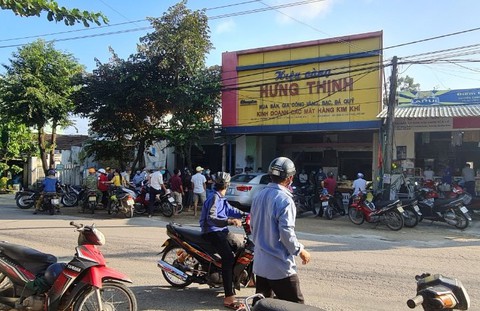 Vàng rớt giá, mang tiền âm phủ vào tiệm vàng vờ mua rồi giật vàng bỏ chạy - Ảnh 1. Vàng rớt giá, mang tiền âm phủ vào tiệm vàng vờ mua rồi giật vàng bỏ chạy - Ảnh 1.