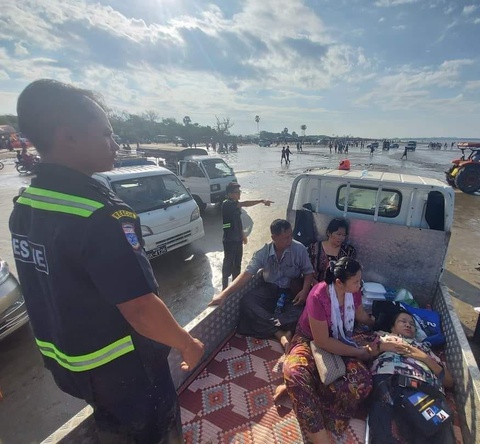 Myanmar: Ít nhất 15 người thiệt mạng trên đường đi chùa - Ảnh 3. Myanmar: Ít nhất 15 người thiệt mạng trên đường đi chùa - Ảnh 3.