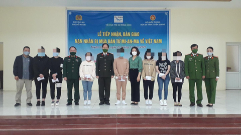 14 nạn nhân người Việt bị bán sang Myanmar được đưa về - Ảnh 1. 14 nạn nhân người Việt bị bán sang Myanmar được đưa về - Ảnh 1.