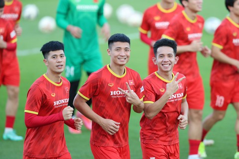 Tuyển Việt Nam khởi động nhẹ nhàng cho AFF Cup 2020 - Ảnh 4. Tuyển Việt Nam khởi động nhẹ nhàng cho AFF Cup 2020 - Ảnh 4.
