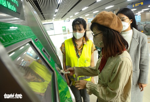 Ngày đầu metro Cát Linh - Hà Đông bán vé: Dân nói thuận tiện, giá rẻ - Ảnh 3. Ngày đầu metro Cát Linh - Hà Đông bán vé: Dân nói thuận tiện, giá rẻ - Ảnh 3.