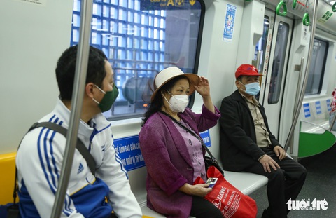 Ngày đầu metro Cát Linh - Hà Đông bán vé: Dân nói thuận tiện, giá rẻ - Ảnh 1. Ngày đầu metro Cát Linh - Hà Đông bán vé: Dân nói thuận tiện, giá rẻ - Ảnh 1.