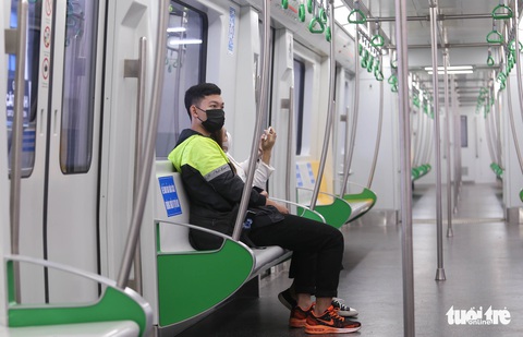 Ngày đầu metro Cát Linh - Hà Đông bán vé: Dân nói thuận tiện, giá rẻ - Ảnh 7. Ngày đầu metro Cát Linh - Hà Đông bán vé: Dân nói thuận tiện, giá rẻ - Ảnh 7.