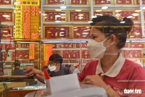 Vàng miếng SJC ngoài tiệm giảm thêm gần 200.000 đồng/lượng - Ảnh 1. Vàng miếng SJC ngoài tiệm giảm thêm gần 200.000 đồng/lượng - Ảnh 1.